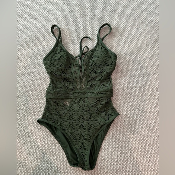 BECCA
Color Play Crochet Plunge One-Piece S - Picture 3 of 9